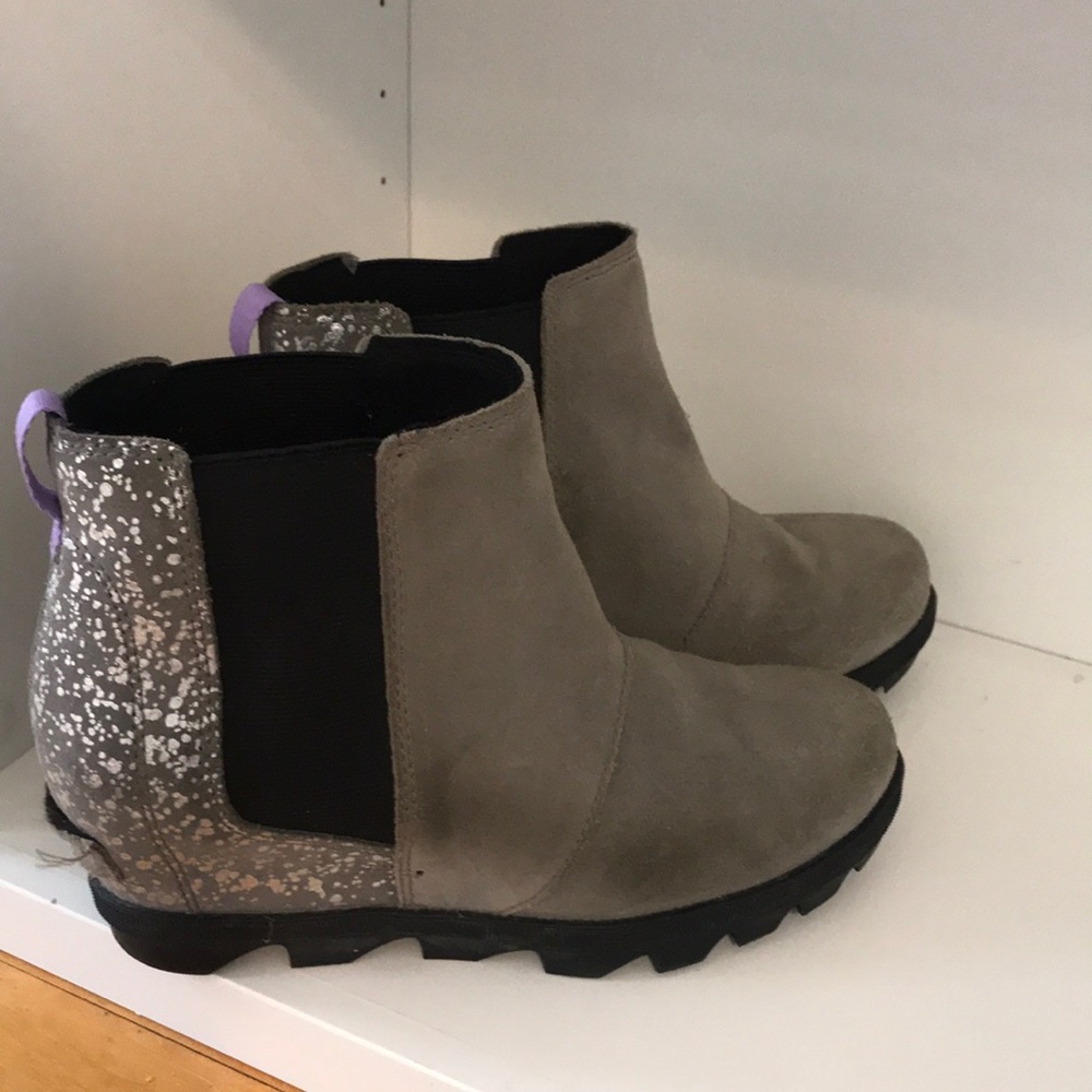 These are platform sorel boots. They are gray boots with accents of purple etc:)